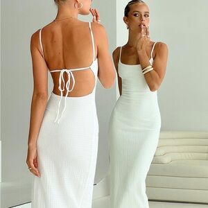 Elegant White Sleeveless Dress